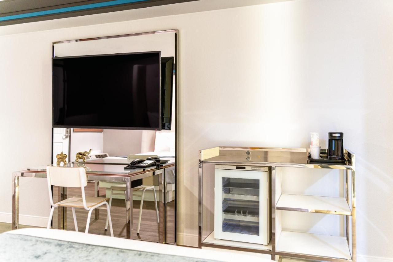 Aspire Inn Studios & Spas Беллфлауэр Экстерьер фото